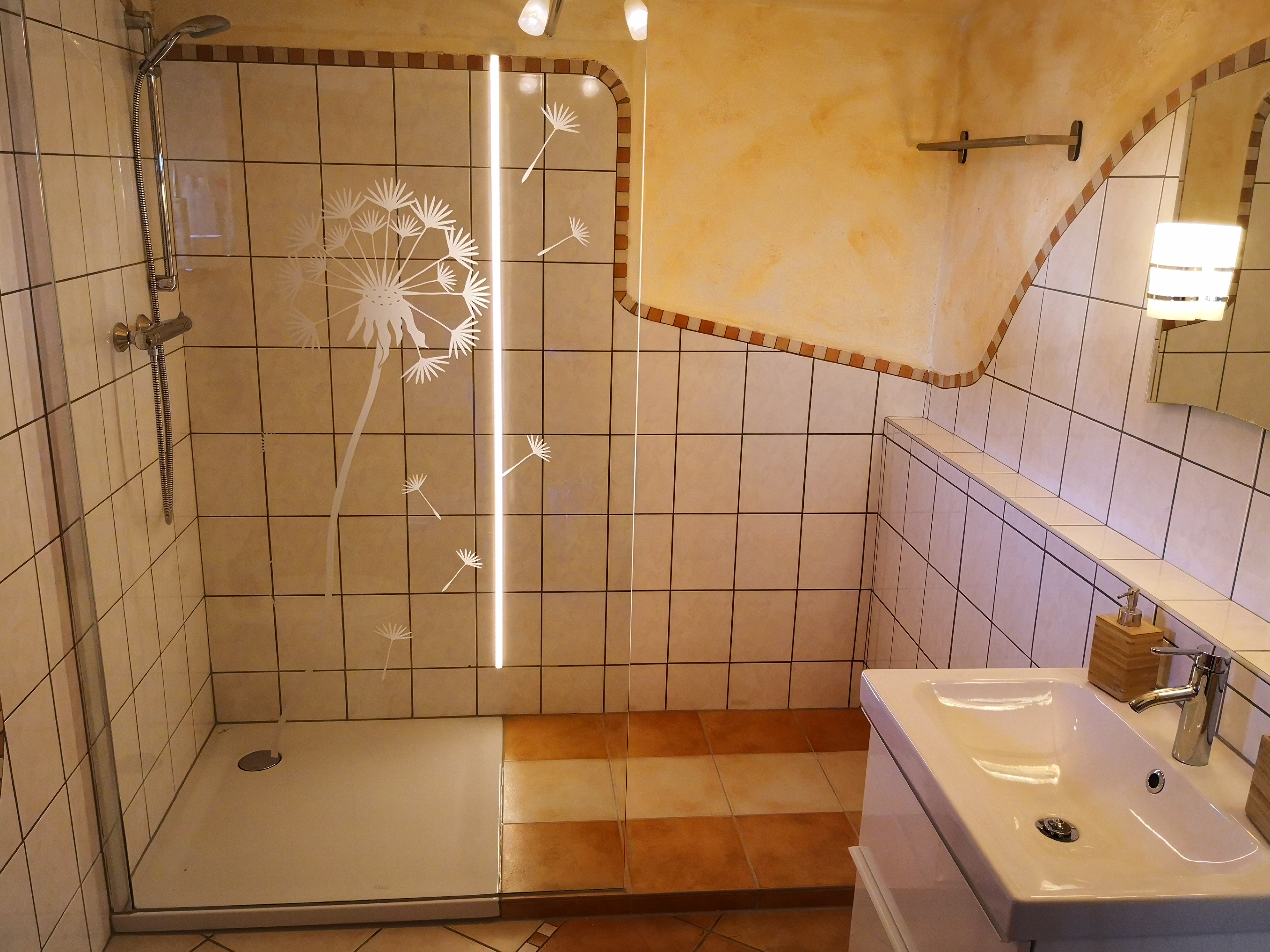 mediterranes Badezimmer mit begehbarer Dusche/WC